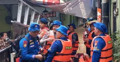 Ditpolairud Polda Metro Jaya mengerahkan Tim SAR untuk evakuasi warga korban banjir di wilayah Kebon Pala, Jakarta Timur, Jumat, 30 Januari 2026. (Sumber: Dok. Ditpolairud Polda Metro Jaya)