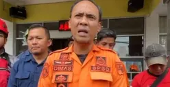 Kepala Pelaksana BPBD Kota Bogor, Dimas Tiko saat memberikan keterangan pers terkait siswa SMK yang lompat dari Jembatan Loji. (Sumber: Istimewa)