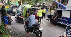 Truk terguling di Jalan Nangka, Kecamatan Tapos, Kota Depok, Jumat, 30 Januari 2026. (Sumber: Dok. Polres Metro Depok)