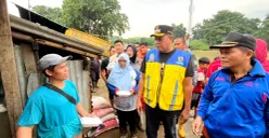 Wali Kota Bekasi, Tri Adhianto saat meninjau wilayah yang terdampak banjir. (Sumber: Istimewa)