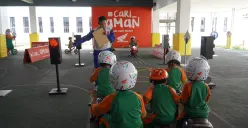 Tim Safety Riding Indonesia melakukan  inovasi edukasi keselamatan berkendara untuk anak usia dini. (Sumber: AHM)