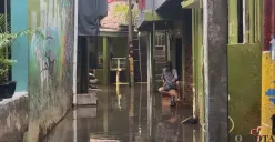 Banjir setinggi 25 cm masih menggenangi Kampung Melayu, Jakarta Timur, Sabtu, 31 Januari 2026. (Sumber: Poskota/M. Tegar Jihad)