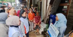 Ketua TP PKK DKI Jakarta Hani Pramono Anung bersama PAM Jaya saat membagikan toren gratis PAM Jaya kepada masyarakat. (Sumber: Istimewa)