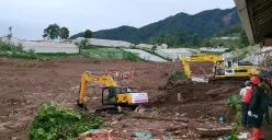 Tim SAR kembali temukan sebanyak 10 jenasah di Lokasi Lomgsor Pasirlangu, Cisarua, Kabupaten Bandung Barat, Sabtu 31 Januari 2026. (Sumber: Poskota | Foto: Gatot Poedji Utomo)