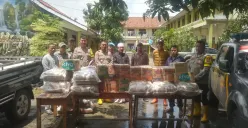 Kapolsek Carenang AKP Desma Priatna menyalurkan bantuan logistik Kapolres Serang di lokasi penampungan.