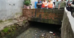 Pemkot Jakarta Barat meninjau titik lokasi pembangunan septic tank komunal di Kelurahan Tomang, Kecamatan Grogol Petamburan, Jumat, 30 Januari 2026. (Sumber: Istimewa)