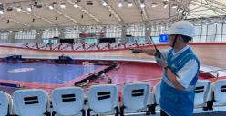 Manager PLN UP3 Cempaka Putih, Supriyadi memastikan kesiapan dan keandalan pasokan listrik saat Siaga AFC di Jakarta International Velodrome. (Sumber: Dok. PLN UID Jaya)