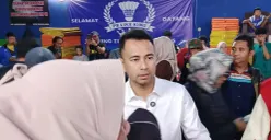 Utusan Khusus Presiden Bidang Pembinaan Generasi Muda dan Pekerja Seni, Raffi Ahmad mengunjungi posko pengungsi longsor di Desa Pasirlangu, Kecamatan Cisarua, Kabupaten Bandung Barat, Sabtu, 31 Januari 2026. (Sumber: Poskota/Gatot Poedji Utomo)