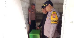 PENCURIAN - Anggota Polsek Sukmajaya di dampingi Ketua DKM Musala Al Falah, Kelurahan Kalibaru, Kecamatan Cilodong, Depok saat melakukan olah tempat kejadian perkara (TKP) pencurian kotak amal, Minggu (31/5/2026). (Sumber: angga pahlevi)