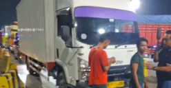 Petugas KSKP Pelabuhan Merak saat mengamankan sopir serta kendaraan truk box. (Sumber: KSKP Pelabuhan Merak)