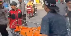 Petugas mengevakuasi jasad wanita yang ditemukan di dalam kamar kosan di Tanjung Priok, Jakarta Utara, Jumat (5/6/2026). Hingga saat ini Polisi tengah menyelidiki penyebab kematian korban, termasuk dugaan pembunuhan. (Foto: polsek tanjung priok)