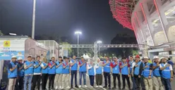 General Manager PLN UID Jakarta Raya, Moch. Andy Adchaminoerdin berfoto bersama personil siaga sebelum pertandingan digelar. (Sumber: PLN UID Jakarta)