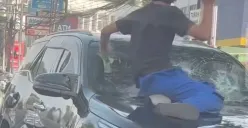 Sebuah video pengerusakan mobiI Toyota Fortuner di kawasan Tanah Abang, Jakarta Pusat, viraI di media sosiaI. (Sumber: Istimewas)