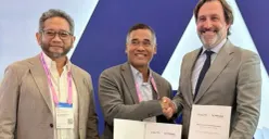 Penandatanganan Nota Kesepahaman antara Mitratel dan AALTO disaksikan oleh Direktur Strategic Business Development dan Portfolio Telkom Seno Soemadji (paling kiri). (Sumber: Istimewa)