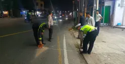Petugas Satlantas Polresta Tangerang melakukan olah Tempat Kejadian Perkara (TKP) kecelakaan maut di Jalan Raya Serang KM 20, Cikupa, Kabupaten Tangerang , Senin (8/6/2026) maiam. (Sumber: Satlantas Polresta Tangerang)