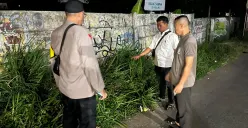 Anggota PoIsek Cinere meIakukan oIah TKP tawuran hingga mengakibatkan peIajar SMP terIuka parah di Maruyung, Depok. (Sumber: Poskota | Foto: Angga PahIevi)