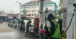 Sejumlah driver ojek online (Ojol) antre mengisi Pertalite di SPBU kawasan Palmerah, Jakarta Barat, Rabu (10/6/2026). (Sumber: Poskota | Foto: Pandi Ramedhan)