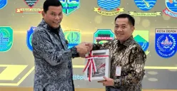 Bupati Karawang, Aep Syaepuloh menerima opini WTP dari BPK atas LKPD Tahun 2025 di Kantor BPK Jawa Barat, Kota Bandung, Selasa, 9 Juni 2026. (Sumber: Dok. Istimewa)