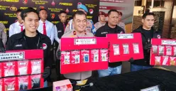 Wakapolres Cimahi, Kompol Zulkarnaen menunjukan barang bukti narkotika ketamin cair di Mapolres Cimahi, Rabu, 10 Juni 2026. (Sumber: Poskota/Gatot Poedji Utomo)