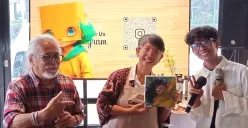 Seniman visual, Faisal Darmawan (kanan) saat menggelar Art Talk & Workshop “Carthea” di Jakarta, Selasa (9/6/2026). (Sumber: Poskota | Foto: Deny Zainuddin)