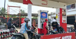Pengendara sepeda motor mengantre untuk mengisi BBM jenis Pertalite di kawasan Sawangan, Depok, Jawa Barat, Rabu (10/6/2026). (Sumber: Poskota | Foto: AIi Mansur)