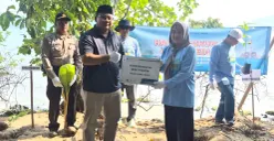 Direktur Keuangan PT Indonesia Power Renewables, Laila Haerani secara simbolis menyerahkan bibit pohon kepada Camat Pulo Merak Hoero Sanjaya. (Sumber: Indonesia Power Renewable)