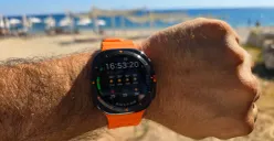 Bocoran Samsung Galaxy Watch Ultra 2 mengungkap peningkatan kapasitas baterai hingga 35 persen serta penggunaan chipset Snapdragon Wear Elite yang diklaim lebih hemat daya dan bertenaga. (Sumber: Youtube/@Velian Spech Tech)