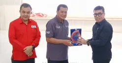 Potret Bupati Tangerang, Maesyal Rasyid saat memberikan apresiasi terhadap pendonor darah. (Sumber: Istimewa)