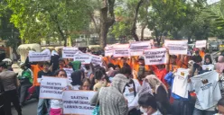 Koalisi Sipil Pembela Pengusaha Pribumi menggelar aksi unjuk rasa bertajuk “Pribumi Bersatu, Tolak Eksekusi Hotel Sultan” di depan Pengadilan Negeri Jakarta Pusat, Jalan Bungur Besar Raya, Senin, 15 Juni 2026. (Sumber: Istimewa)