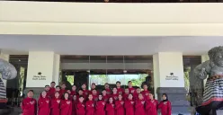 Manajer Tim Indonesia, Kombes Pol Fitria Mega (tengah) bersama para atlet Indonesia PB.Forki serta Atlet Karate Polri di Bali Nusa Dua Convention Center (BNDCC). (Sumber: Isimewa)