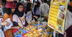 Suasana pedagang dan pembeli di pasar takjil Ramadan yang dipenuhi berbagai jajanan tradisional dan minuman segar menjelang waktu berbuka puasa. (Sumber: Poskota/Bilal Nugraha Ginanjar)