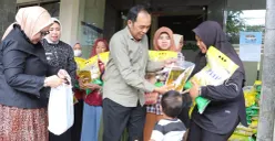 Walikota Cimahi, Ngatiyana turun langsung ke masyarakat bagikan sembako. (Sumber: Diskominfo Kota Cimahi)