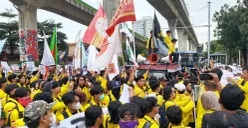 Ratusan mahasiswa UI dan UPN Veteran Jakarta menggelar aksi unjuk rasa di Mabes Polri, Jakarta, Jumat, 27 Februari 2026. (Sumber: Poskota/Ali Mansur)