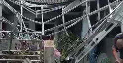 Rumah Kampung Kalumpang, Desa Rancatereup, Kecamatan Labuan, Kabupaten Pandeglang, rusak tertimpa pohon tumbang, Sabtu, 28 Februari 2026. (Sumber: Dok. Warga)