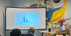 Peneliti Indikator Politik Indonesia, Bawono Kumoro memaparkan hasil survei evaluasi publik satu tahun Pemkab Bogor di Cibinong, Minggu, 1 Maret 2026. (Sumber: Poskota/Giffar Rivana)