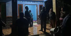Warga saat menggerebek kontrakan yang diduga lakukan prostitusi online di Cibungbulang, Kabupaten Bogor. (Sumber: Dok. Polres Bogor)