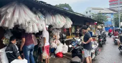 Antrean pembeli di warung kelontong di wilayah Palmerah, Jakarta Barat, Minggu, 1 Maret 2026. (Sumber: Poskota/Pandi Ramedhan)