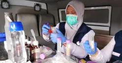 Petugas BBPOM Bandung menguji sampel jajanan takjil, di Lembang, Kabupaten Bandung Barat, Senin, 2 Februari 2026. (Sumber: Poskota/Gatot Poedji Utomo)