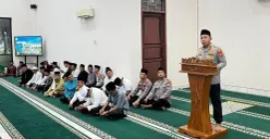 Kapolres Serang, AKBP Andri Kurniawan memberikan sambutan dalam kegiatan berbuka puasa bersama di Masjid Jami Al Huda Ponpes Shohibul Muslimin, Kecamatan Tunjung Teja, Kabupaten Serang, Senin, 2 Maret 2026. (Sumber: Dok. Polres Serang)