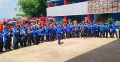 Petugas Damkar Bandung Barat melaksanakan apel siaga rutin di kantor Damkar KBB, Kotabaru Parahyangan, Kecamatan Padalarang. (Sumber: Poskota/Gatot Poedji Utomo)