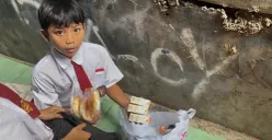 Siswa SDN 15 Slipi, Palmerah, Jakarta Barat menerima menu paket MBG selama bulan puasa mulai dari susu hingga roti, Senin, 2 Maret 2026. (Sumber: Poskota/Pandi Ramedhan)