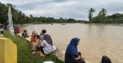Warga ngabuburit di kawasan Situ Cilembun di Desa Selaraja, Kecamatan Warunggunung, Kabupaten Lebak. (Sumber: Poskota/Samsul Fatoni)