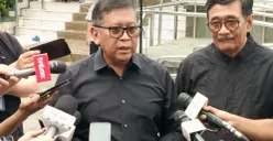 Sekretaris Jenderal PDI Perjuangan Hasto Kristiyanto bersama mantan Ketua DPP PDI-P Djarot Saiful Hidayat saat ditemui di Masjid Sunda Kelapa, Menteng, Jakarta Pusat, Senin, 2 Maret 2026. (Sumber: Poskota/Ali Mansur)