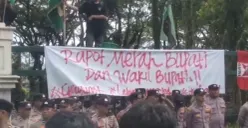 Ratusan mahasiswa berdemonstrasi di depan Kantor Bupati Lebak, Senin, 2 Maret 2026. (Sumber: Dok. Istimewa)