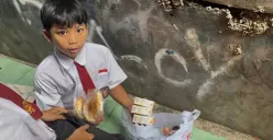 Siswa SDN 15 Slipi, Palmerah, Jakarta Barat, menerima menu paket MBG selama bulan puasa mulai dari susu hingga roti, Senin, 2 Maret 2026. (Sumber: Poskota/Pandi Ramedhan)