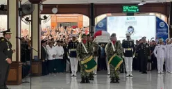 Prosesi penyerahan jenazah Wakil Presiden RI ke-6 Try Sutrisno dari pihak keluarga kepada negara di Masjid Agung Sunda Kelapa, Jakarta Pusat, sebelum dimakamkan di TMP Kalibata, Jakarta Selatan, Senin, 2 Maret 2026. (Sumber: Poskota/Ali Mansur)