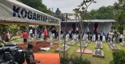 Suasana prosesi pemakaman kenegaraan Try Sutrisno di TMP Kalibata, Senin (2/3/2026). (Sumber: Poskota/Bilal)