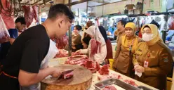 Wakil Bupati Tangerang, Intan Nurul Hikmah saat melakukan monitoring stok dan harga komoditi di Pasar Kelapa Dua. (Sumber: Poskota/Veronica)