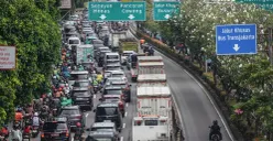 Sejumlah pengendara terjebak kemacetan saat jam pulang kerja saat Ramadhan di Jalan Jendral Sudirman, Jakarta Selatan, Selasa, 3 Maret 2026. (Sumber: Poskota/Bilal Nugraha Ginanjar)