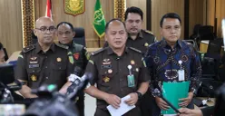 Kepala Pusat Penerangan Hukum Kejaksaan Agung, Anang Supriatna (tengah) di Kantor Kejaksaan Agung (Kejagung). (Sumber: Poskota/ Ali Mansur)